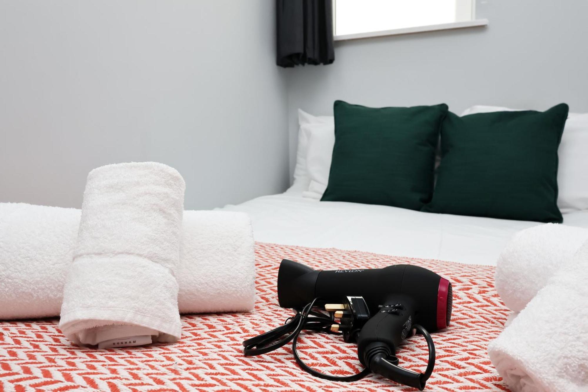 En-Suite Double Rooms, Smart Tv Comfy Style Llanelli Exteriér fotografie
