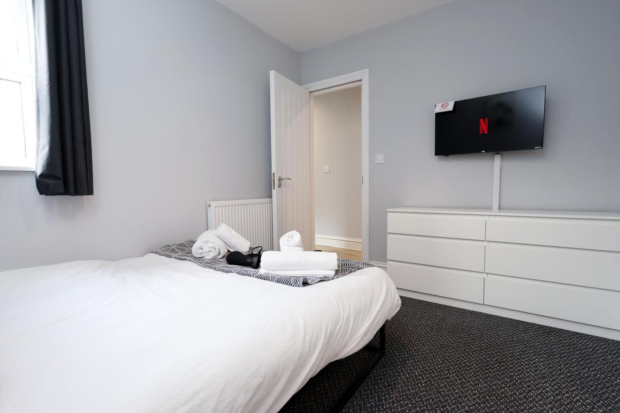 En-Suite Double Rooms, Smart Tv Comfy Style Llanelli Exteriér fotografie