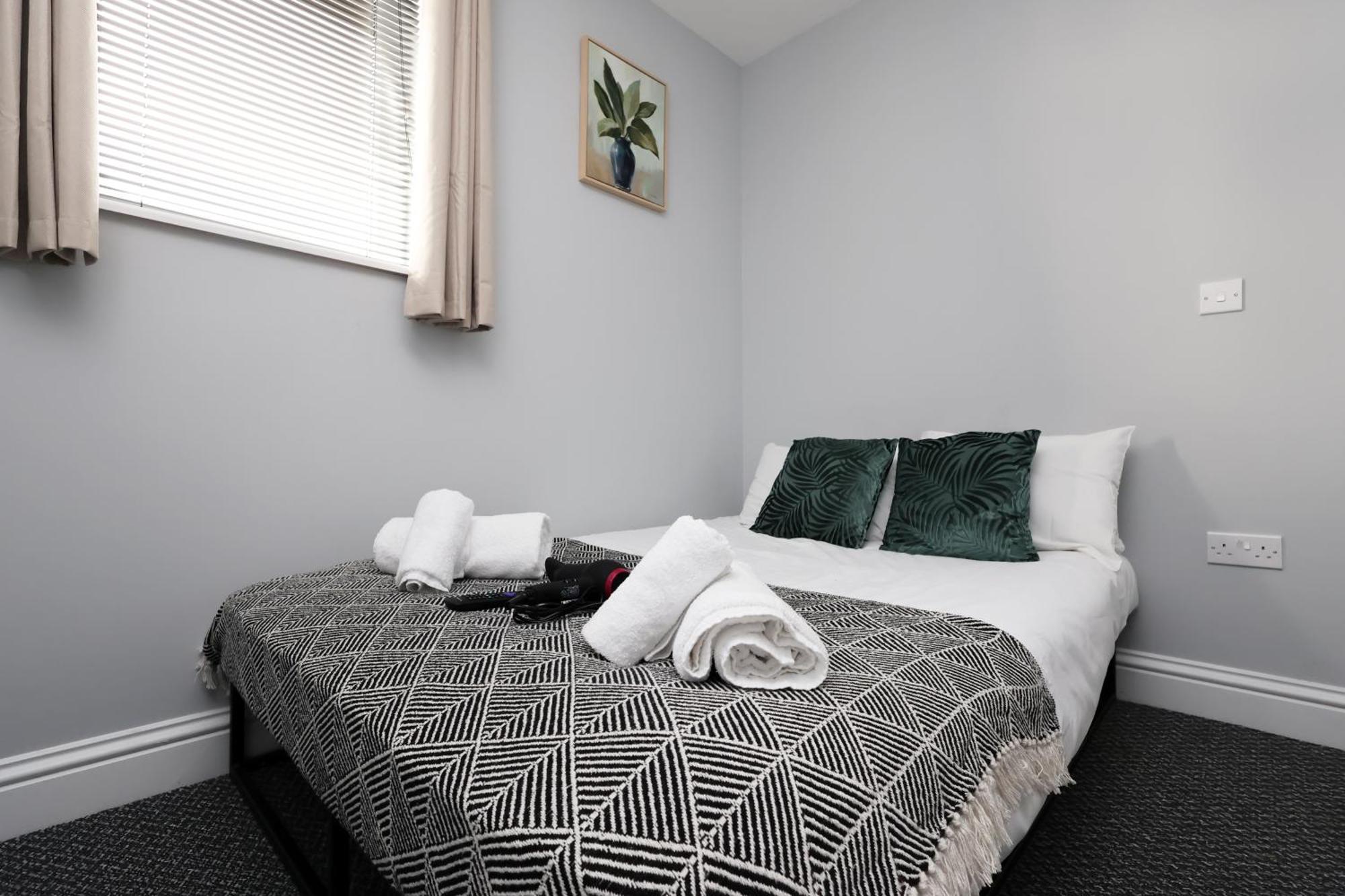 En-Suite Double Rooms, Smart Tv Comfy Style Llanelli Exteriér fotografie
